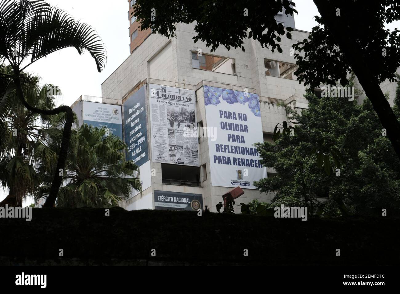 Ne pas oublier, réfléchir, renaître" est le message qui peut être lu sur la  façade du bâtiment de Monaco. 25 ans après la mort de Pablo Escobar, le  bureau du maire de