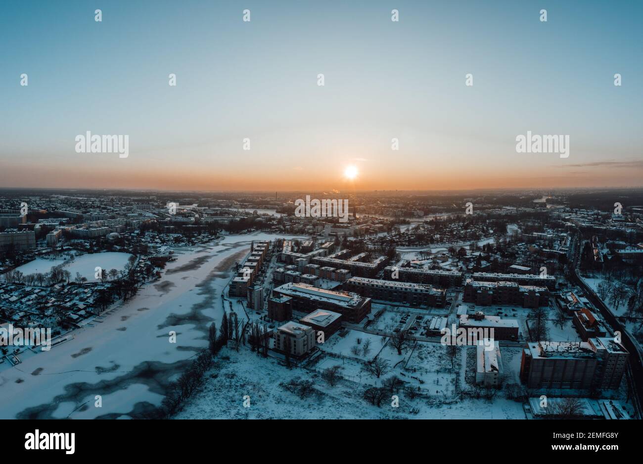 Vue aérienne sur le magnifique coucher de soleil d'hiver à Berlin Banque D'Images