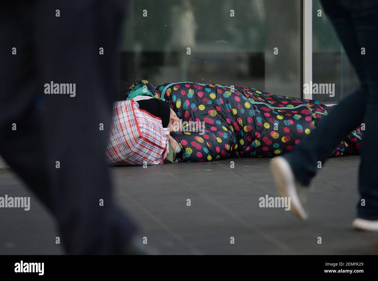 Photo de dossier datée du 16/01/20 de personnes marchant devant un homme sans abri à Londres. Selon les chiffres, le nombre de personnes qui dorment difficilement sur une seule nuit en automne a chuté de plus d'un tiers par an. Banque D'Images