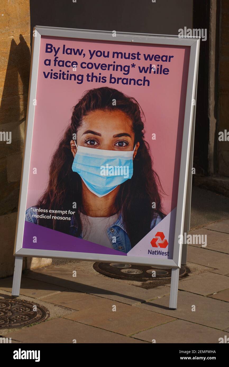 Panneau d'avertissement de virus Corona rappelant aux clients de porter un masque lorsqu'ils entrent dans la succursale de NatWest à Henley-on-Thames, Oxfordshire, Royaume-Uni Banque D'Images