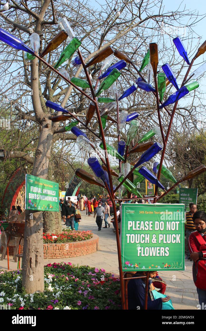 Arbre artificiel créé avec des bouteilles de différentes couleurs exposées au 34e Festival du tourisme de jardin qui s'est tenu dans le jardin des cinq sens, à New Delhi Banque D'Images