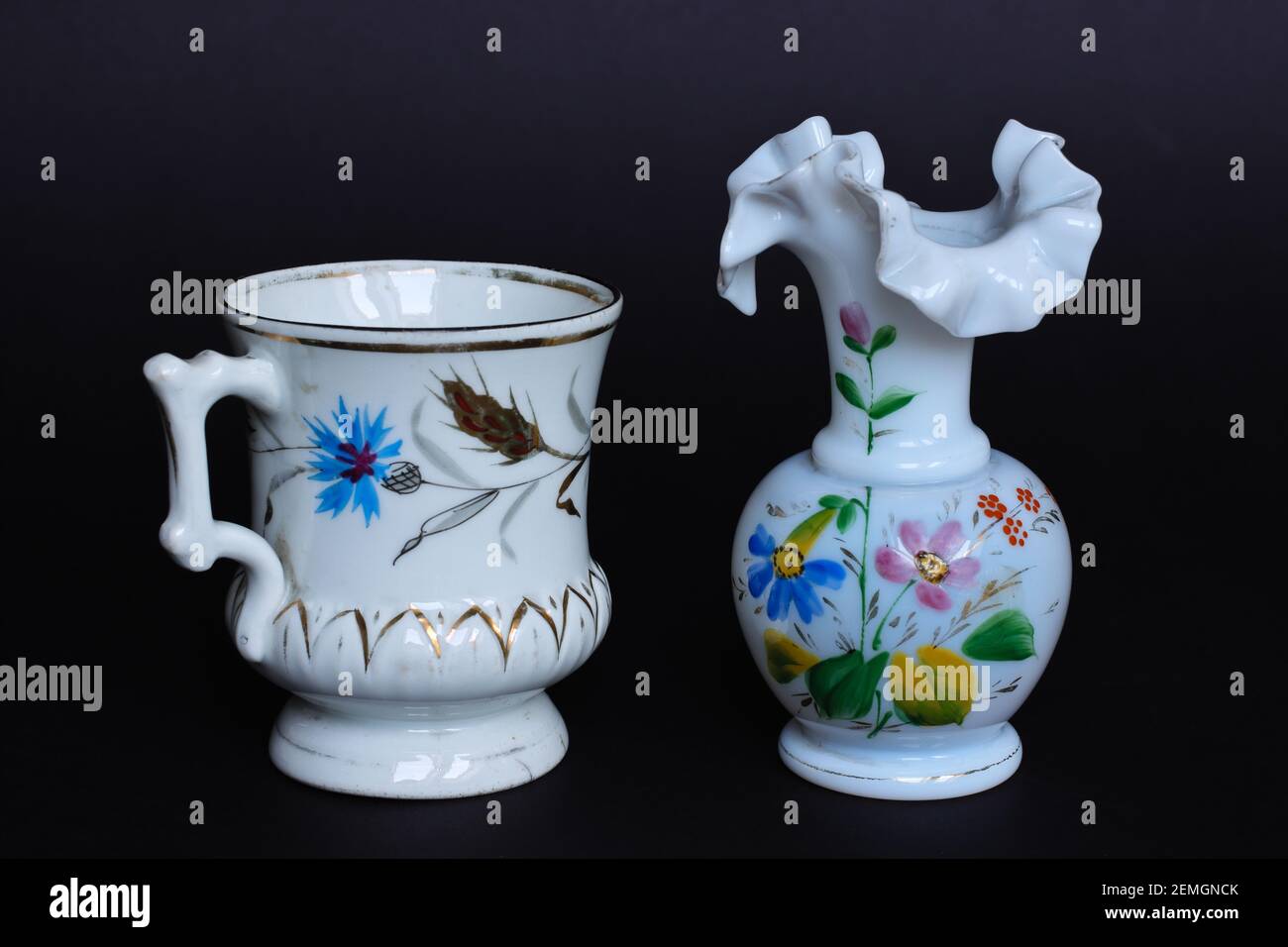 Vase en verre de lait et tasse avec motif floral Banque D'Images