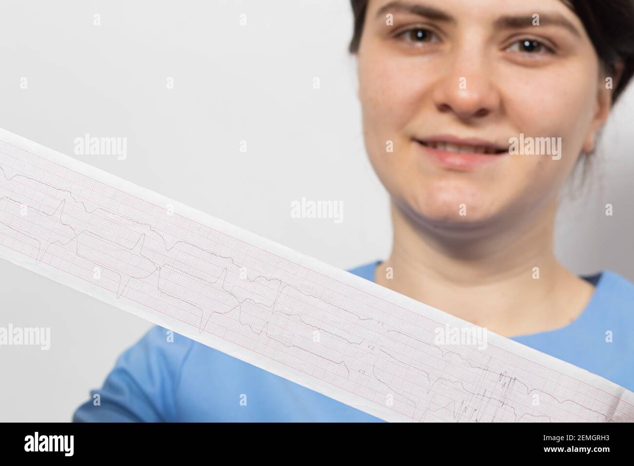 Le cardiologue présente le film d'un électrocardiogramme d'un patient présentant une arythmie cardiaque et un bloc de branche. Banque D'Images