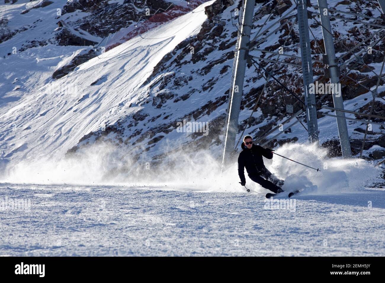 Val Thorens, France - 20 février 2020: Joyeux jeune homme en vacances d'hiver en montagne, Val Thorens, 3 Vallées, France. Jouer avec la neige et Banque D'Images