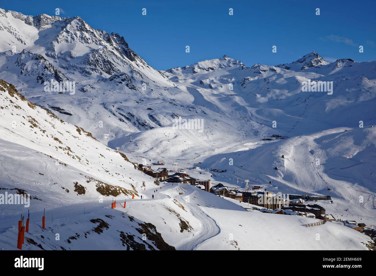 Val Thorens, France - 7 mars 2019 : Val Thorens est la plus haute station  de ski d'Europe à une altitude de 2300 M. Le complexe fait partie des 3  vallées Photo Stock - Alamy