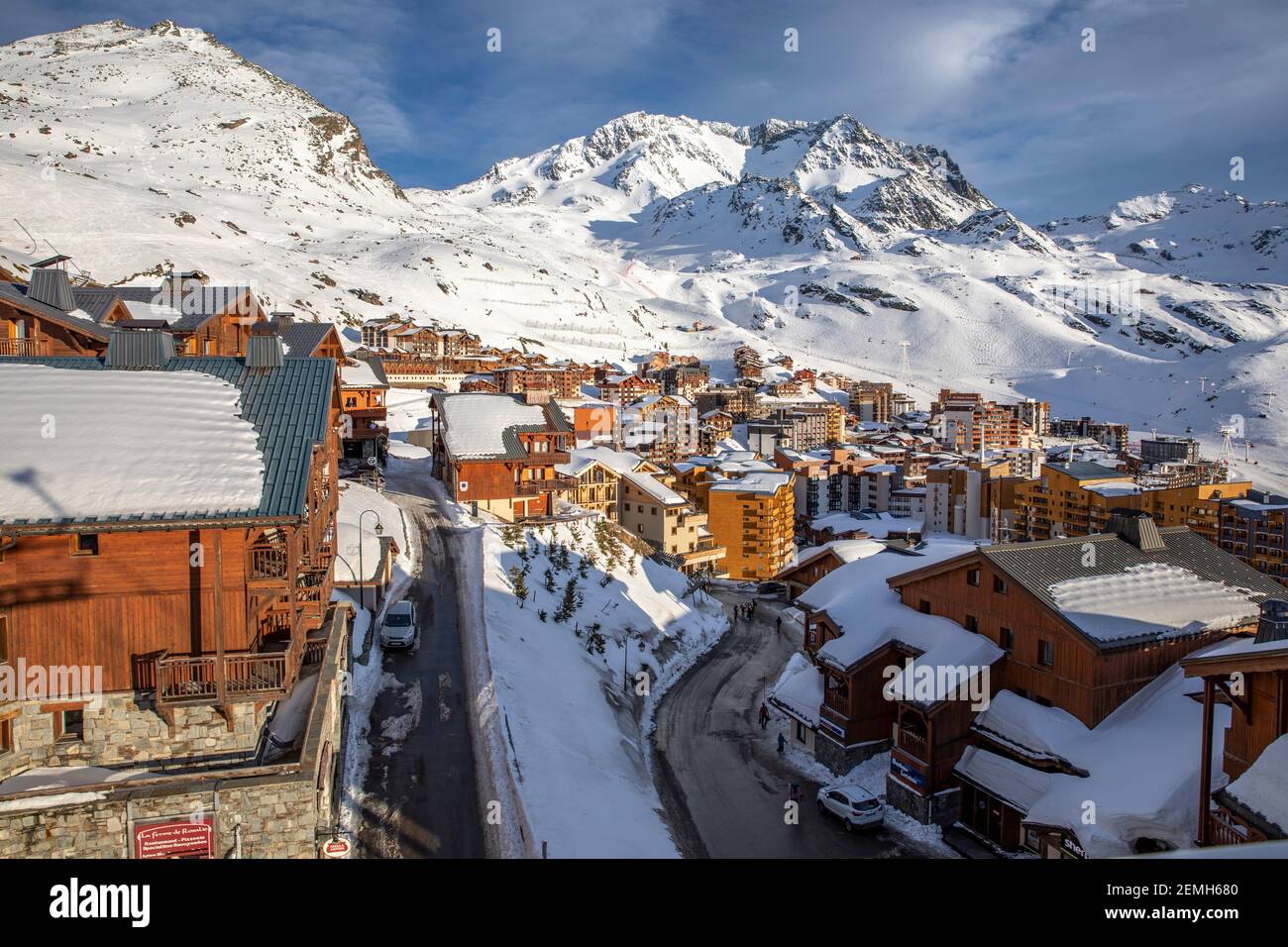 Val Thorens, France - 16 février 2020 : vue sur la station de ski de Val Thorens de trois Vallées, France. Montagnes couvertes de neige Banque D'Images