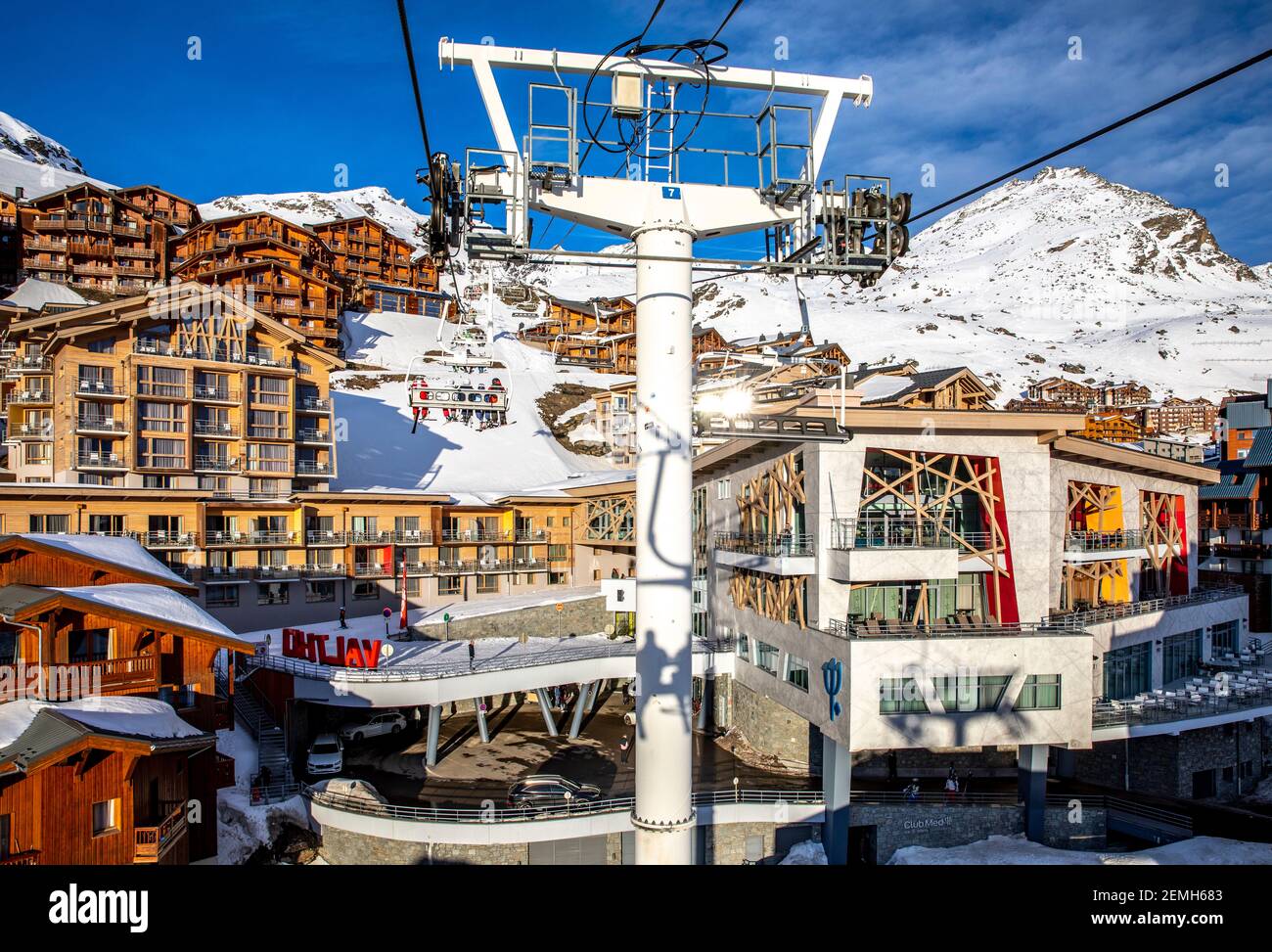 Val Thorens, France - 16 février 2020 : piste de ski et télésiège au milieu du village, à Val Thorens Banque D'Images