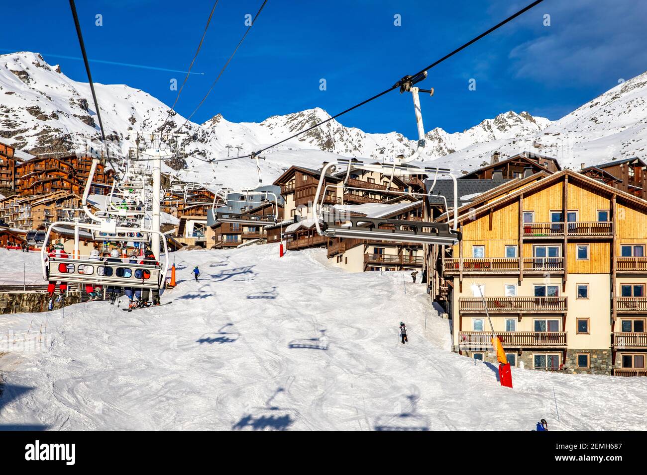Val Thorens, France - 16 février 2020 : piste de ski et télésiège au milieu du village, à Val Thorens Banque D'Images