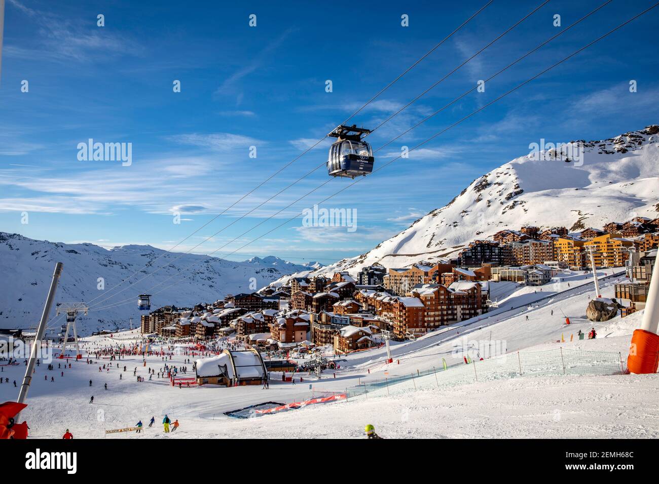 Val Thorens, France - 16 février 2020 : téléphériques accrochés aux câbles au-dessus des montagnes et du village de Val Thorens Banque D'Images