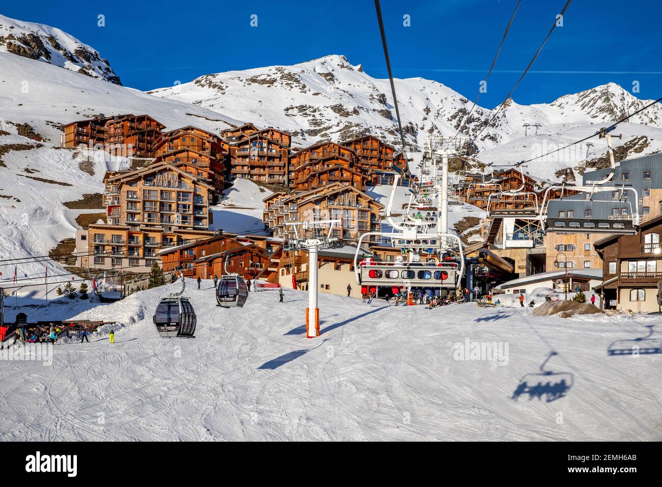 Val Thorens, France - 16 février 2020 : piste de ski et télésiège au milieu du village, à Val Thorens Banque D'Images