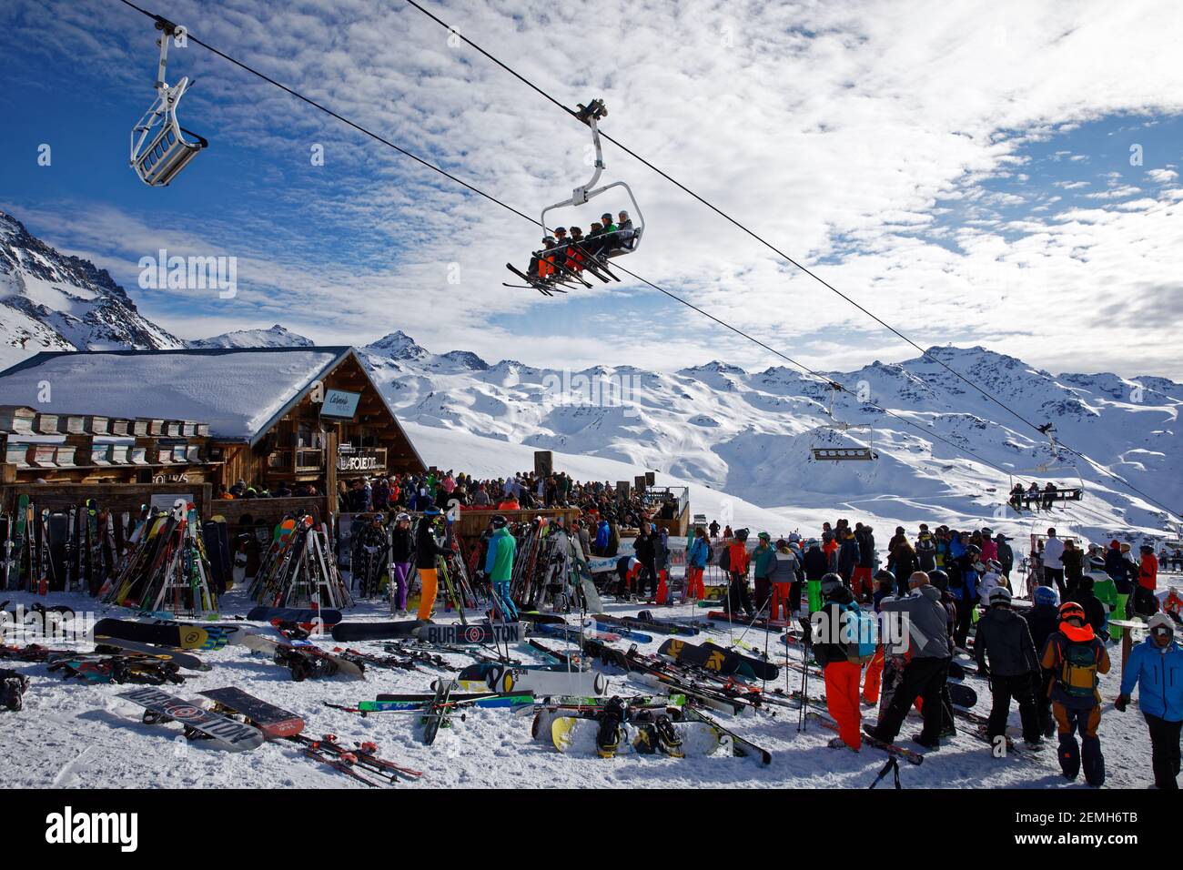 Val Thorens, France - 3 mars 2019 : située sur une pente à Val Thorens, la folie douce voulait combiner ses deux spécialités : la gastronomie et la musique. Banque D'Images