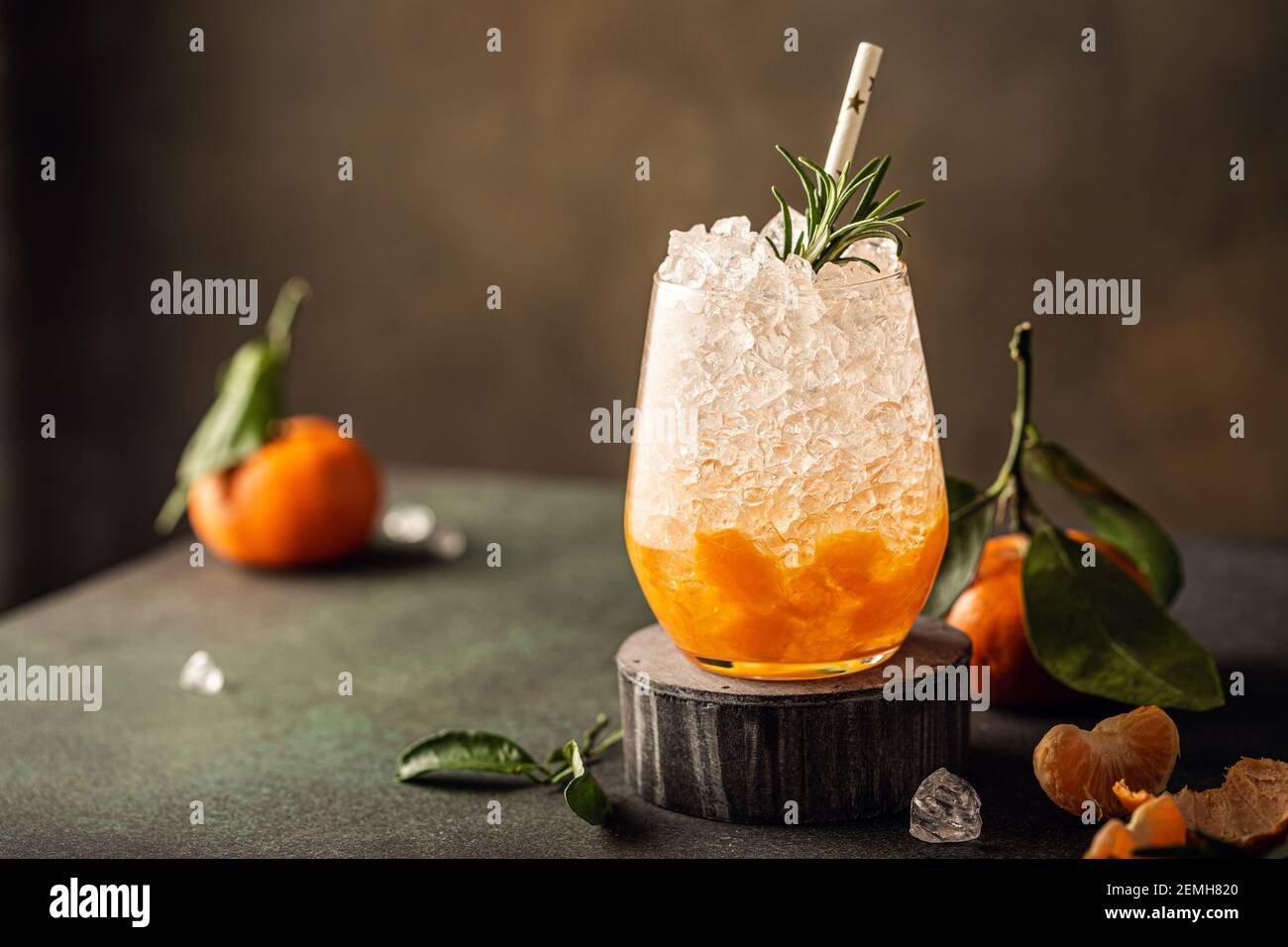Cocktail frais avec glace pilée, romarin et mandarines Banque D'Images