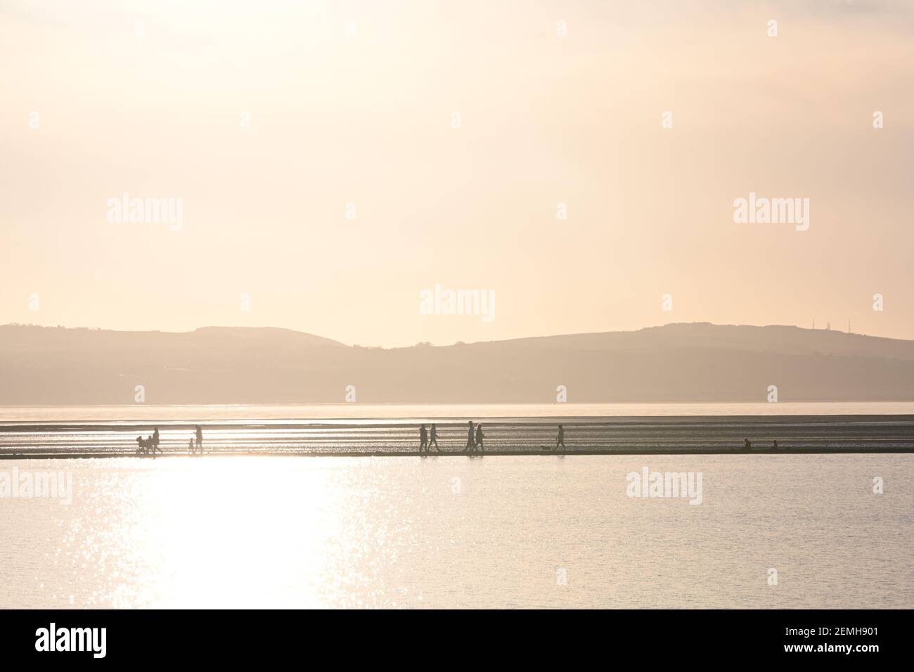 Les gens marchent le long du sentier du lac Marine à West Kirby, Wirral, Angleterre. Banque D'Images