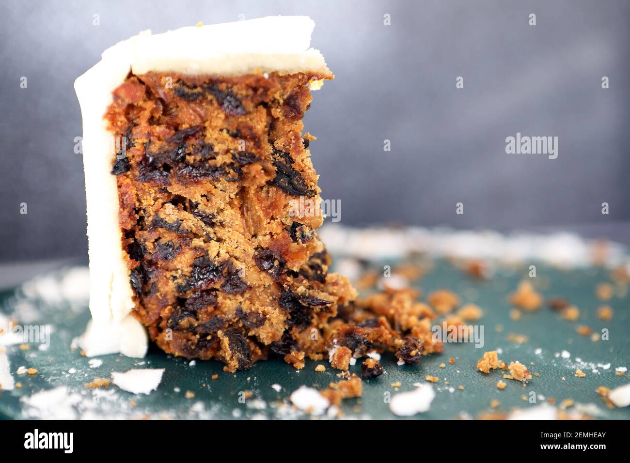 Dernier morceau d'un gâteau de Noël maison Banque D'Images