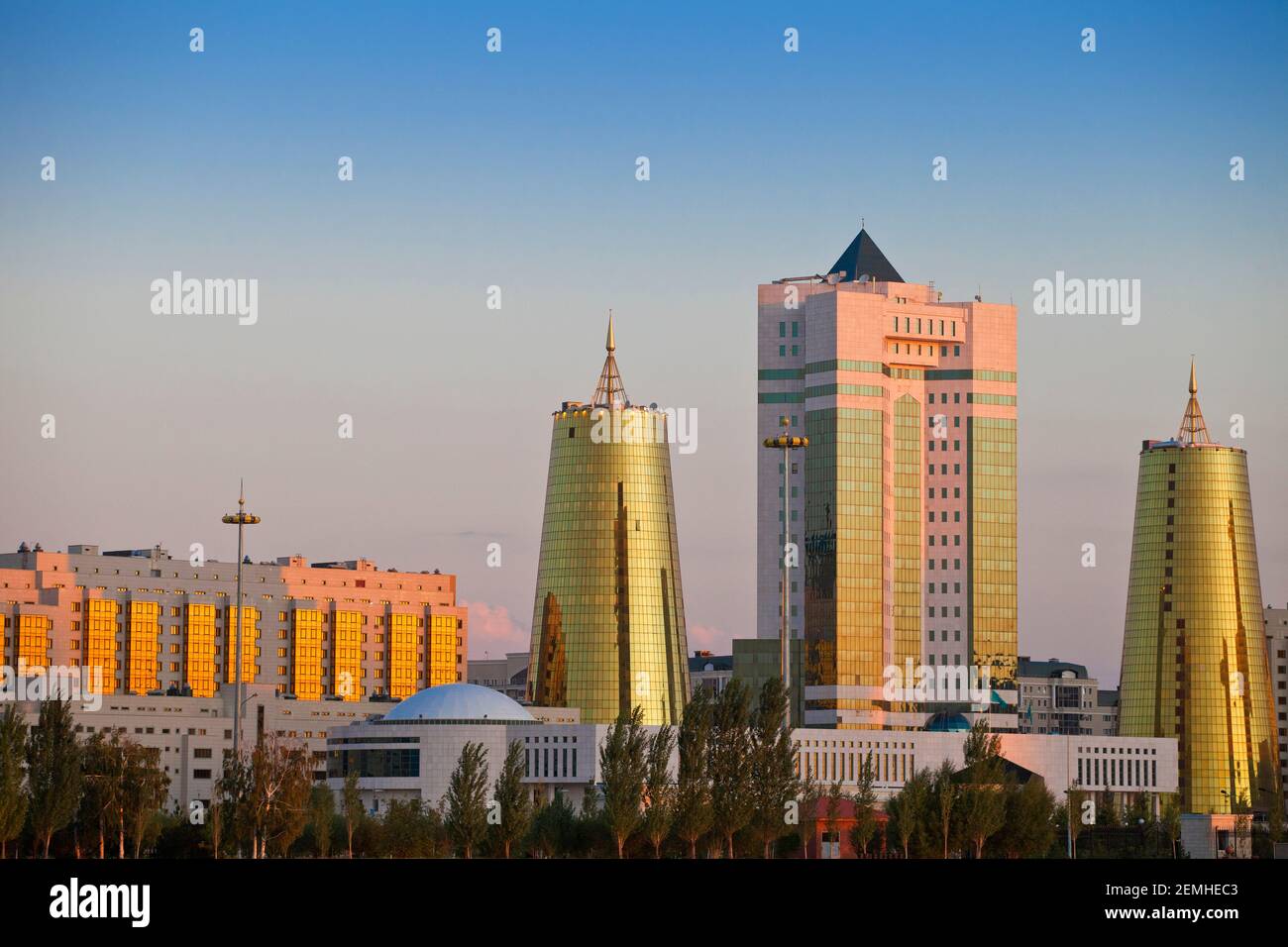 Kazakhstan, Astana, vue sur la ville en direction de la Maison des ministères, deux centres d'affaires coniques dorés et le Parlement Banque D'Images