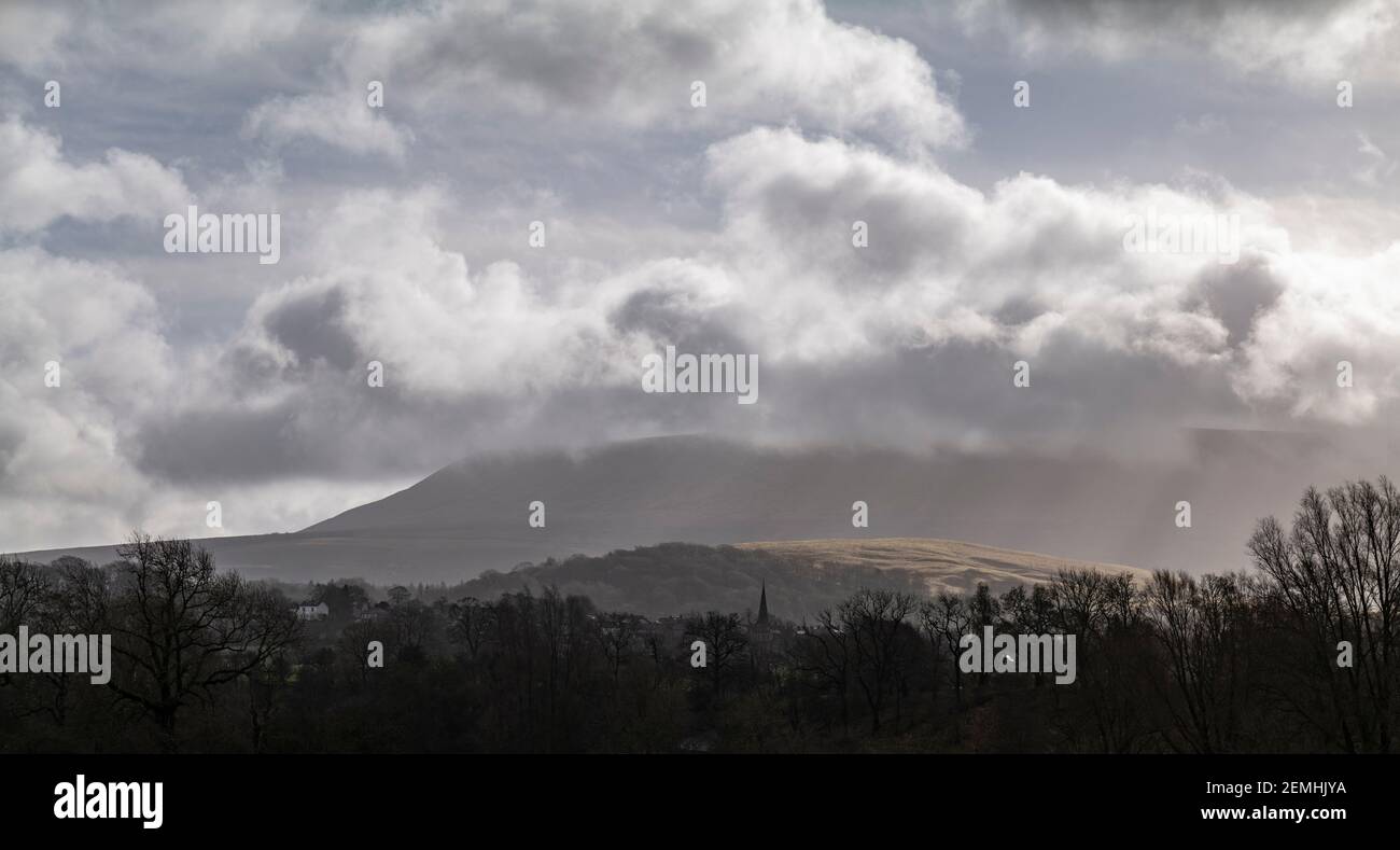 Brume sur Pendle, Clitheroe, Ribble Valley, Lancashire, Royaume-Uni. Banque D'Images