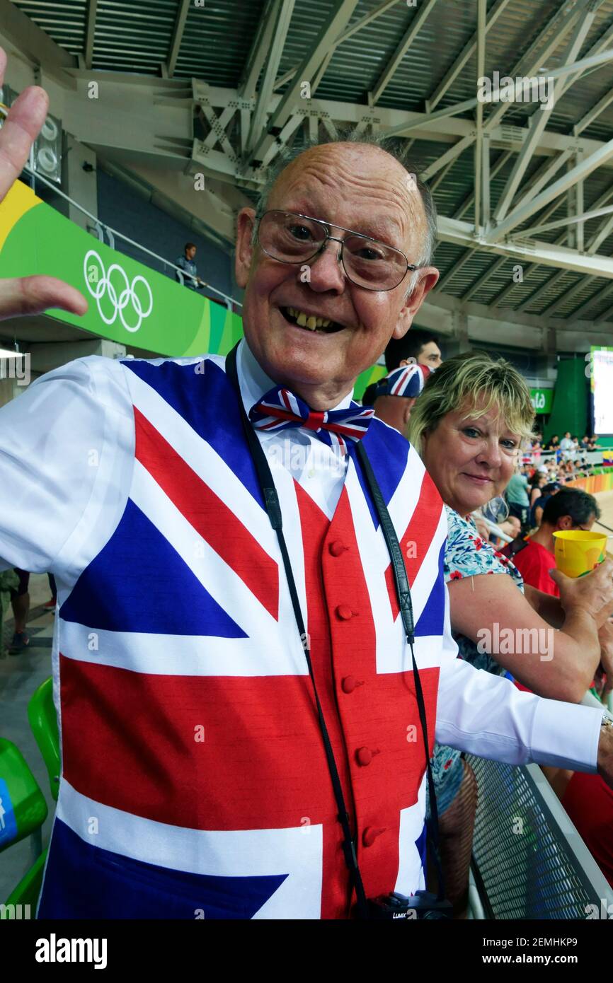 Soutien de l'équipe olympique de Grande-Bretagne avec gilet Union Jack et noeud papillon au vélodrome des Jeux Olympiques de 2016 à Rio de Janeiro, Brésil Banque D'Images