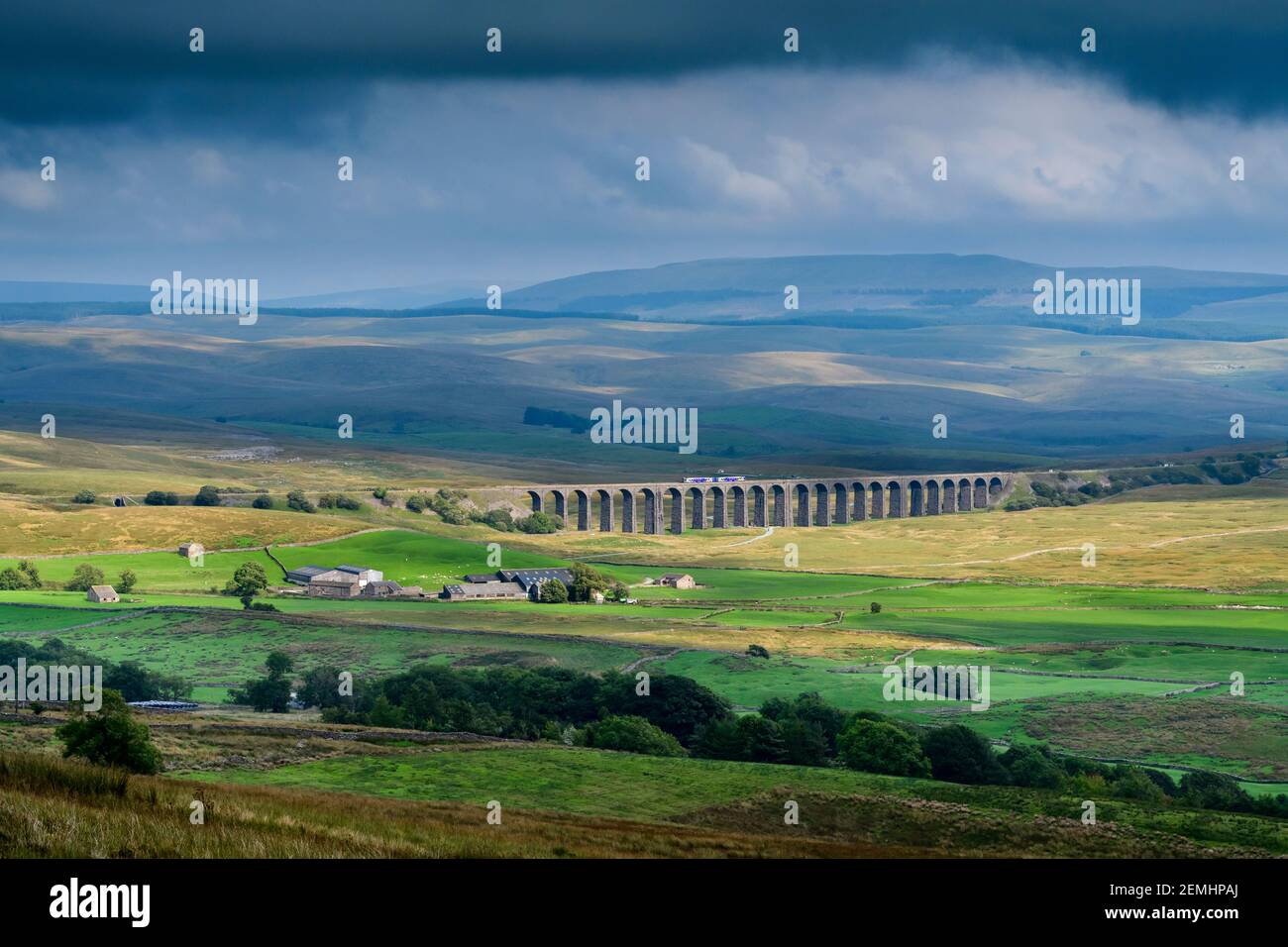 Vue panoramique sur la campagne (train de locomotives du nord, viaduc de Ribblehead, hautes collines, vallée et collines, ciel spectaculaire) - Yorkshire Dales, Angleterre, Royaume-Uni. Banque D'Images