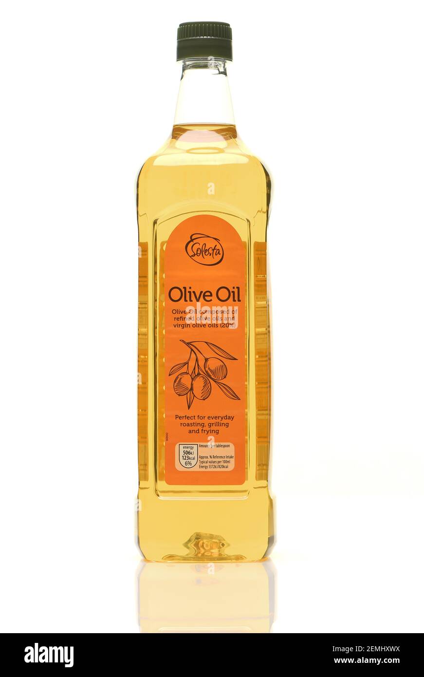 Bouteille d'huile d'olive de Solesta sur fond blanc avec réflexion Banque D'Images