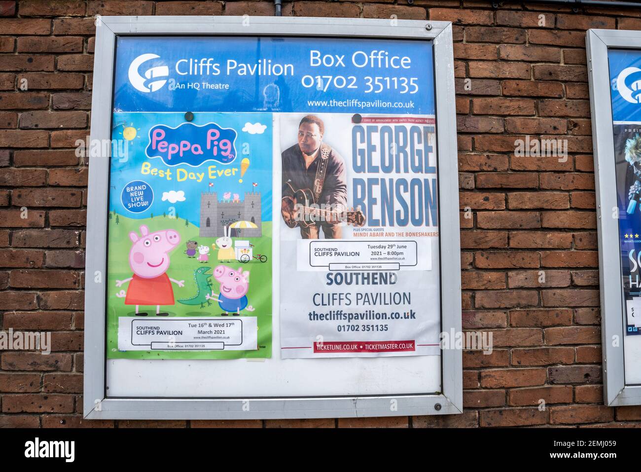 Affiche du box office du Pavillon des falaises, avec publicité pour les événements à venir malgré le coronavirus COVID-19. Peppa Pig - Mars - et George Benson en 2021 Banque D'Images