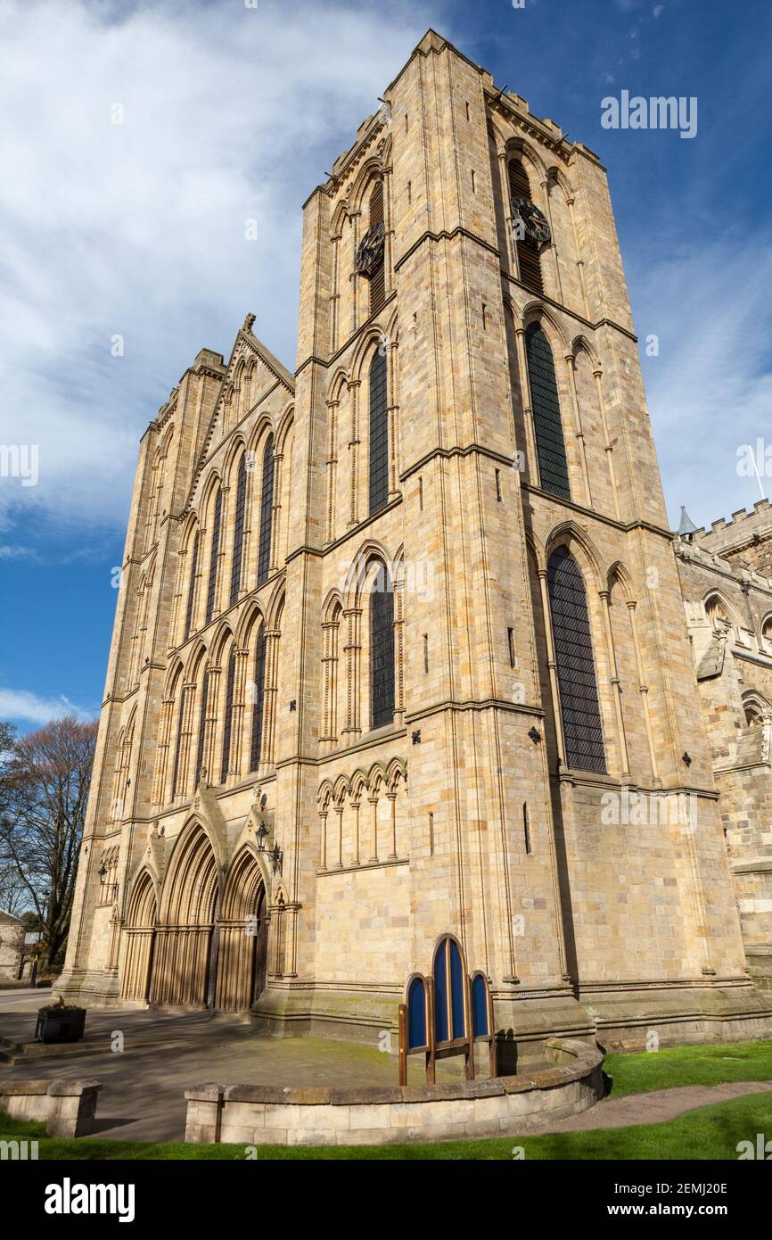 Vue extérieure de la cathédrale de Ripon dans le North Yorkshire Banque D'Images