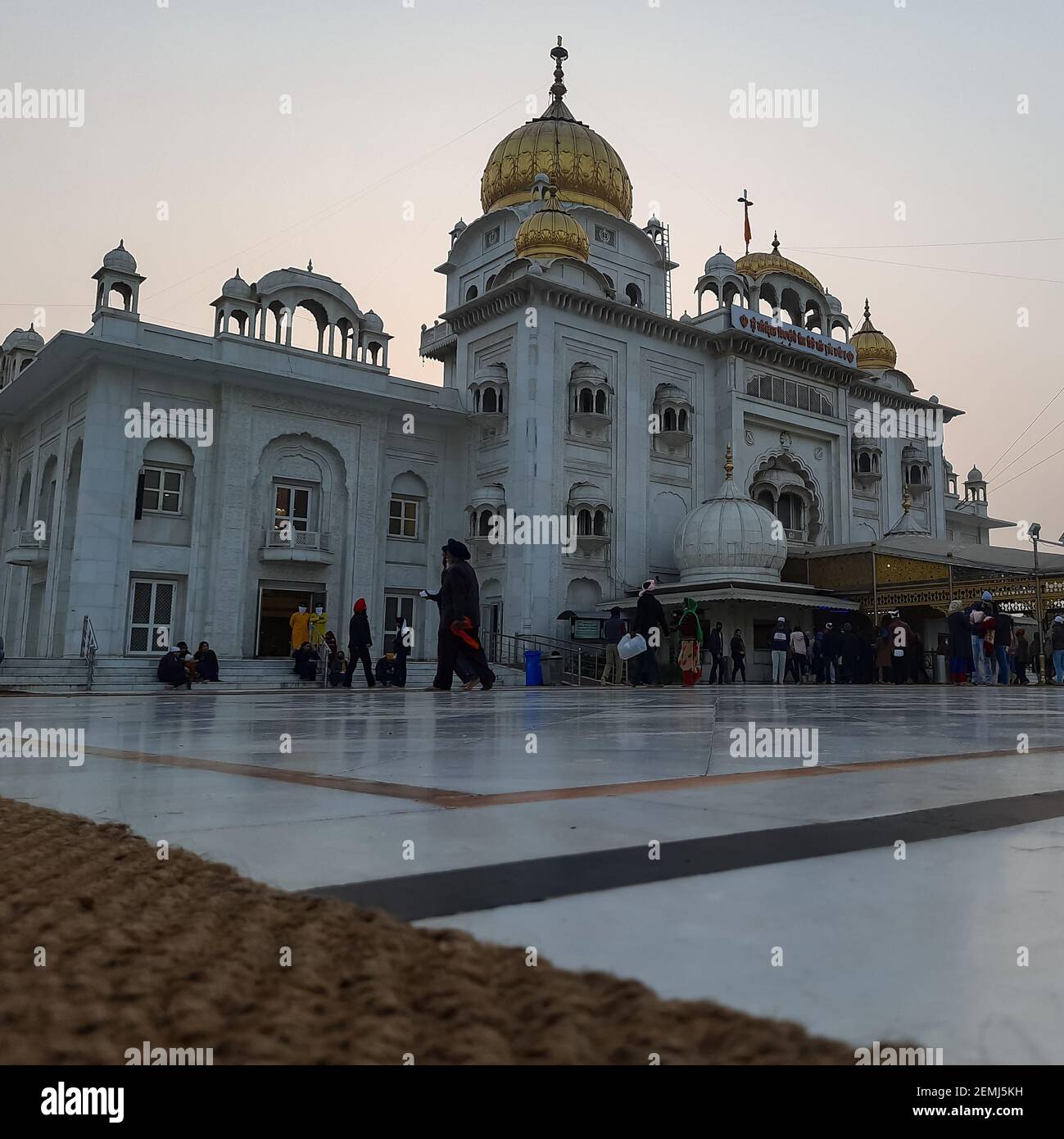 Gurdwara Bangla Sahib est le plus important Sikh Gurudwara, Bangla Sahib Gurudwara à New Delhi, Inde vue de l'intérieur pendant la soirée Banque D'Images