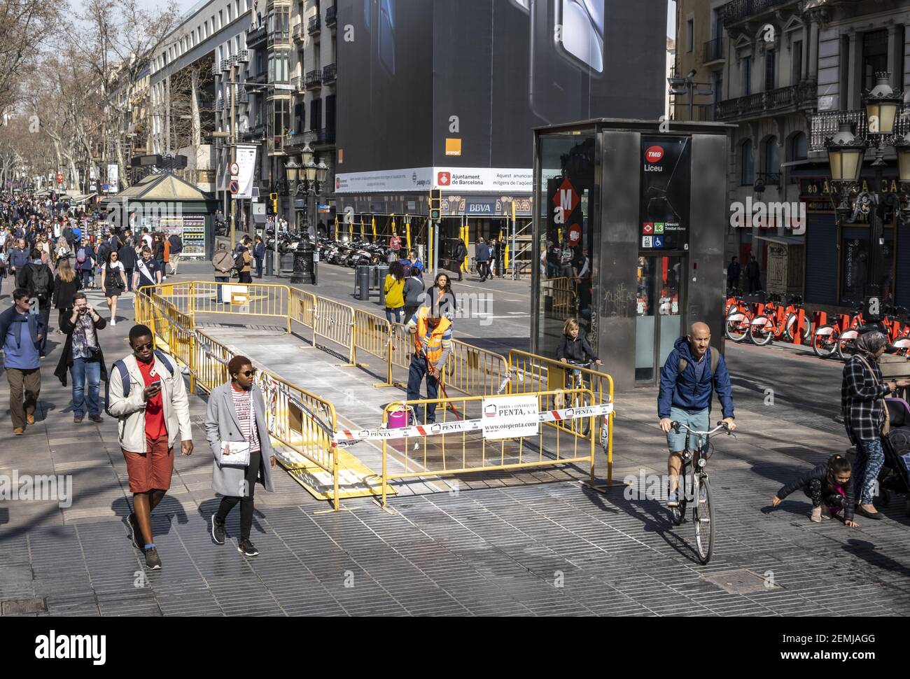 Un opérateur a vu travailler sur le site du mémorial dans le centre de Las Ramblas parmi une foule de piétons. Des travaux d'installation sont en cours sur le site commémoratif des victimes de l'attaque terroriste dans la Rambla de Barcelone le 17 août 2017, quand un van a volontairement envahi le centre de la promenade causant de nombreuses causes. (Photo par Paco Freire / SOPA Images / Sipa USA) Banque D'Images