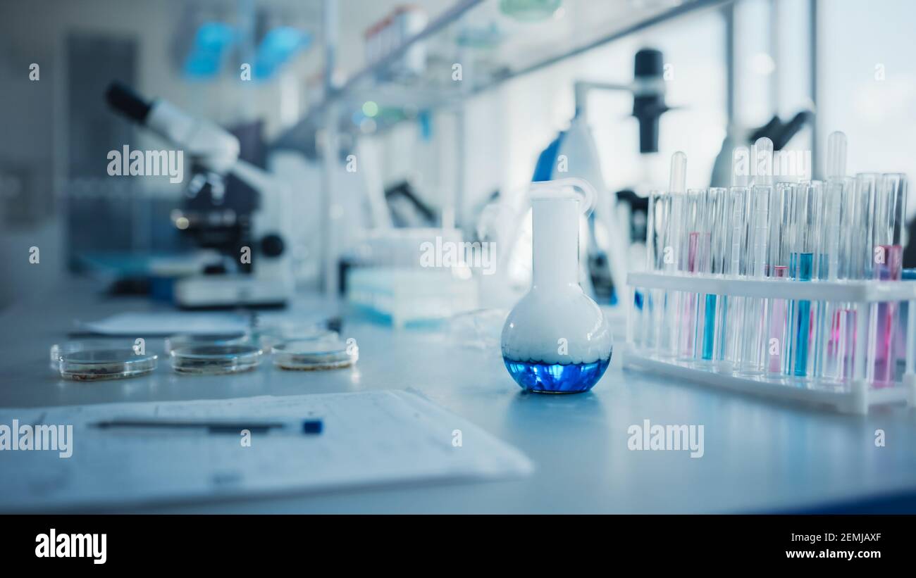 Laboratoire de recherche médicale moderne avec verrerie et produits biochimiques liquides sur le bureau. Laboratoire scientifique biotechnologie médicaments Centre de développement plein de Banque D'Images