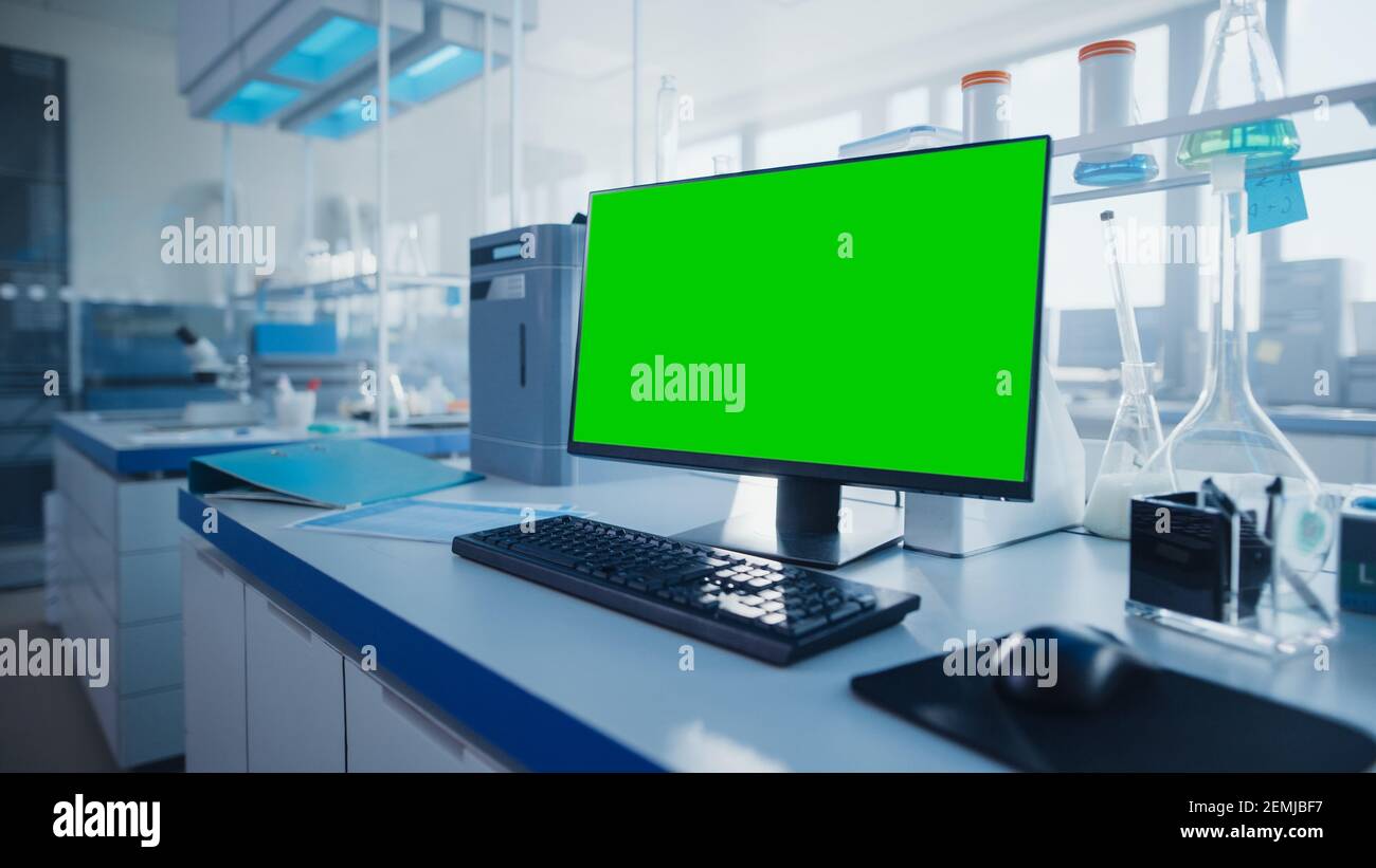 Laboratoire de recherche médicale moderne avec ordinateur à écran clé Chroma vert. Laboratoire scientifique, Centre de génie pharmaceutique, équipement de haute technologie Banque D'Images