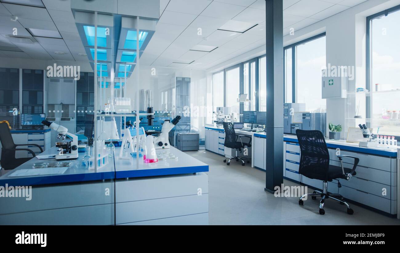 Laboratoire de recherche médicale moderne avec ordinateur, microscope, verrerie avec produits biochimiques sur le bureau. Laboratoire scientifique Centre de développement de la biotechnologie Banque D'Images