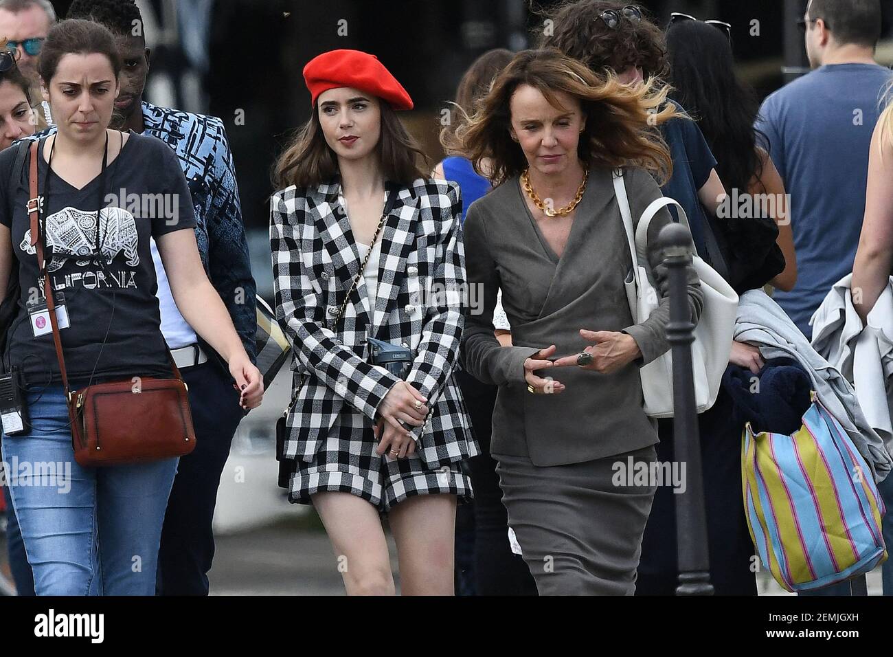 Photo du fichier - Lily Collins et Philippine Leroy Beaulieu pendant l'émission télévisée Emily in Paris. Paris, France le 20 août 2019. - "Emily à Paris" soupçonnée d'acheter ses nominations dans le Golden Globe.selon une enquête du Los Angeles Times, les électeurs des Golden Globes auraient bénéficié d'un voyage de luxe sur l'ensemble de la série "Emily à Paris". Photo par ABACAPRESS.COM Banque D'Images