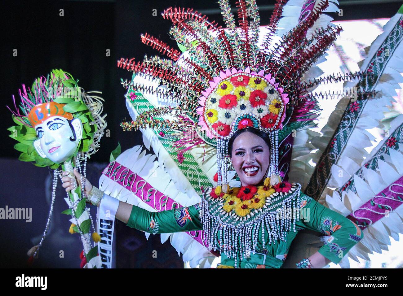 Un finaliste 'miss Indonesia 2019' de Jakarta marche sur la piste lors du salon national de la culture indonésienne et de la mode de costume qui s'est tenu à Jakarta, Indonésie, le 4 mars 2019. (Photo par IREX/INA photo Agency/Sipa USA) Banque D'Images