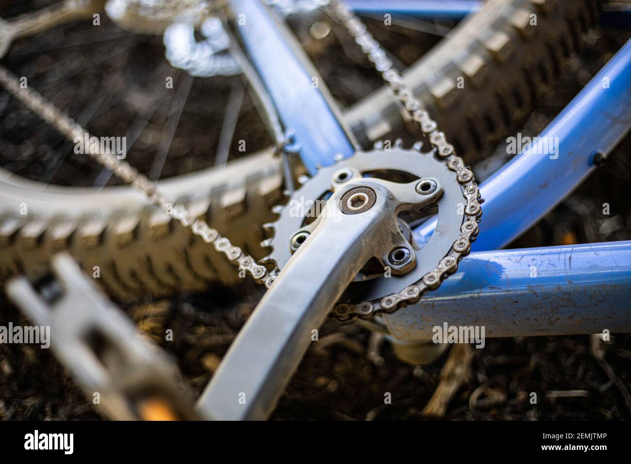 Gros plan sur les composants de l'engrenage d'entraînement simple et de la pédale du vélo de montagne Banque D'Images Gros plan sur les composants de l'engrenage d'entraînement simple et de la pédale du vélo de montagne Banque D'Images
