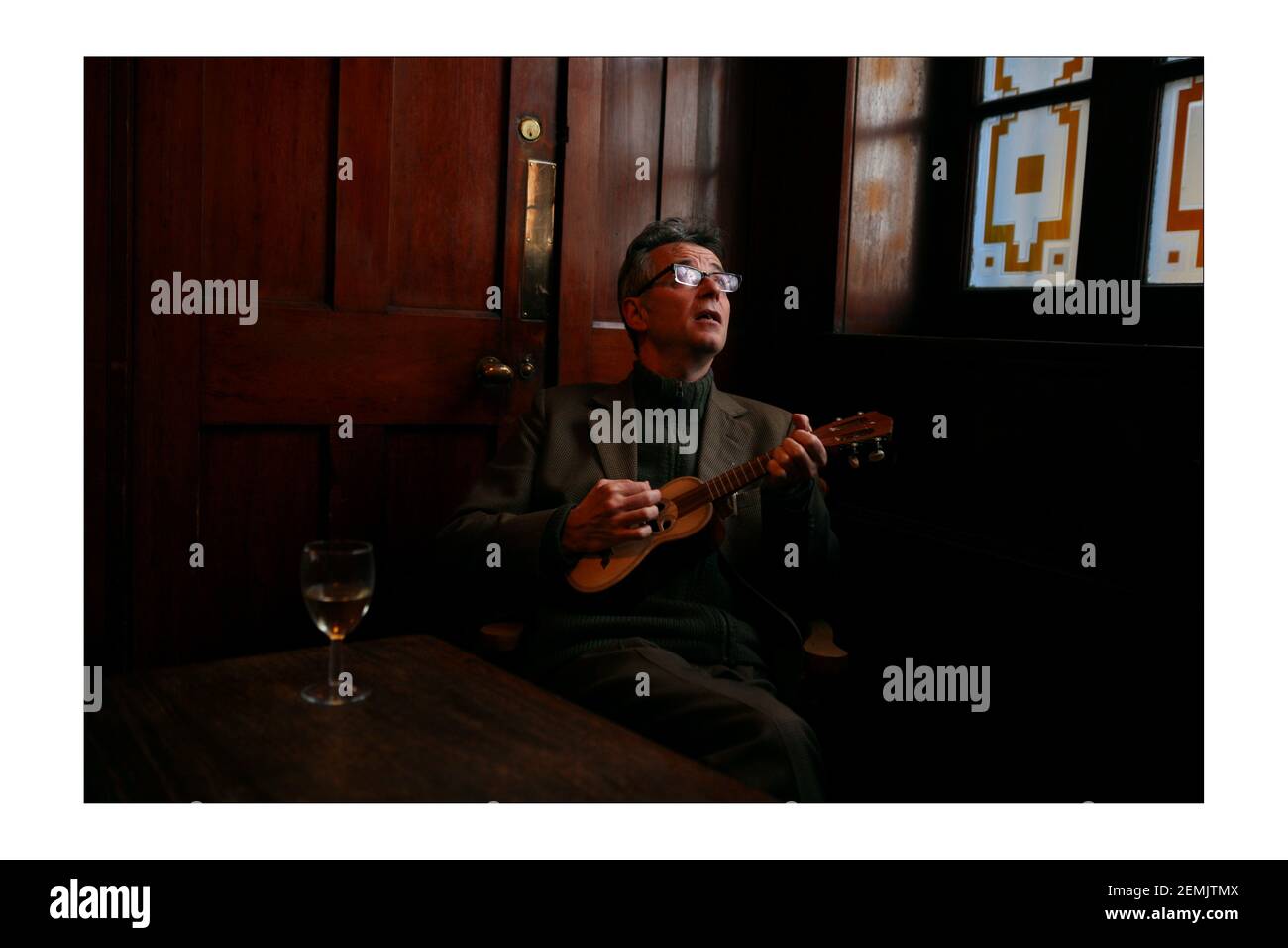 John Hegley, poète, musicien et auteur-compositeur anglais dont les poèmes et les chansons ont paru à la fois dans l'imprimé et à la radio.photo de David Sandison The Independent Banque D'Images