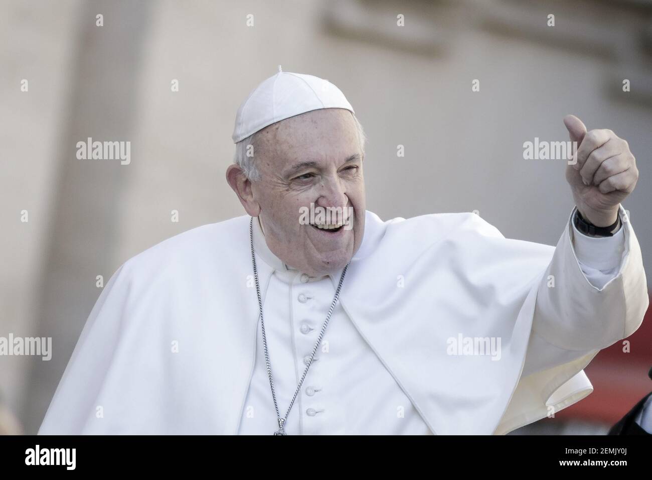Le pape François a vu donner ses pouces alors qu'il arrive à la tête de l'audience générale hebdomadaire sur la place Saint-Pierre. L'audience générale se tient chaque mercredi, lorsque le Pape est au Vatican sur la place Saint-Pierre, qui peut accueillir environ 80,000 personnes. Au cours de l'audience générale, également appelée audience papale, le Saint-Père s'adresse à la foule dans différentes langues. (Photo de Giuseppe Ciccia / SOPA Images/Sipa USA) Banque D'Images