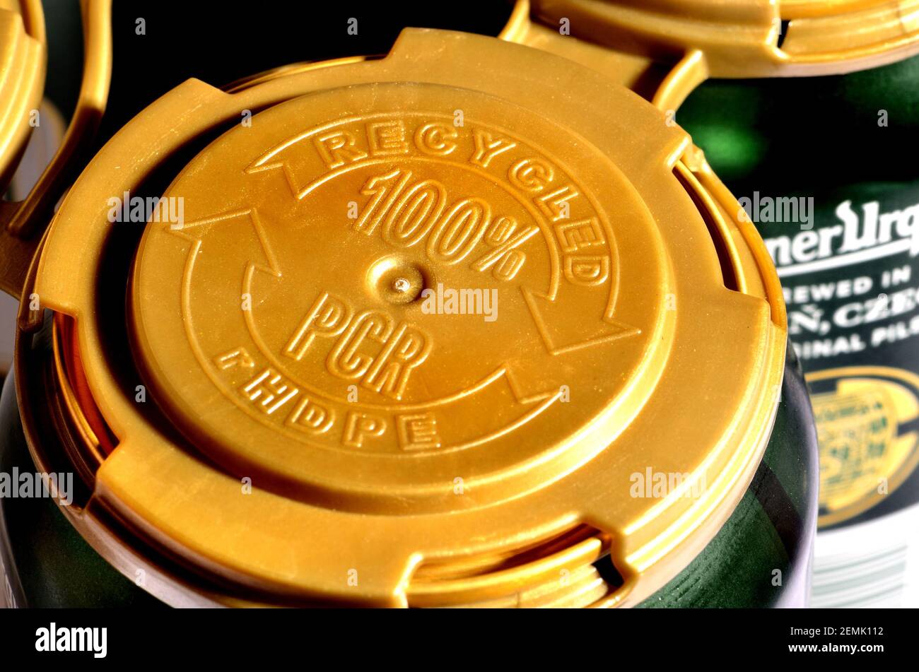 Bouchon en plastique reliant six canettes de bière à vendre ensemble - PCR 100% recyclé rHDPR (polyéthylène haute densité recyclé) (résine post-consommation) Banque D'Images