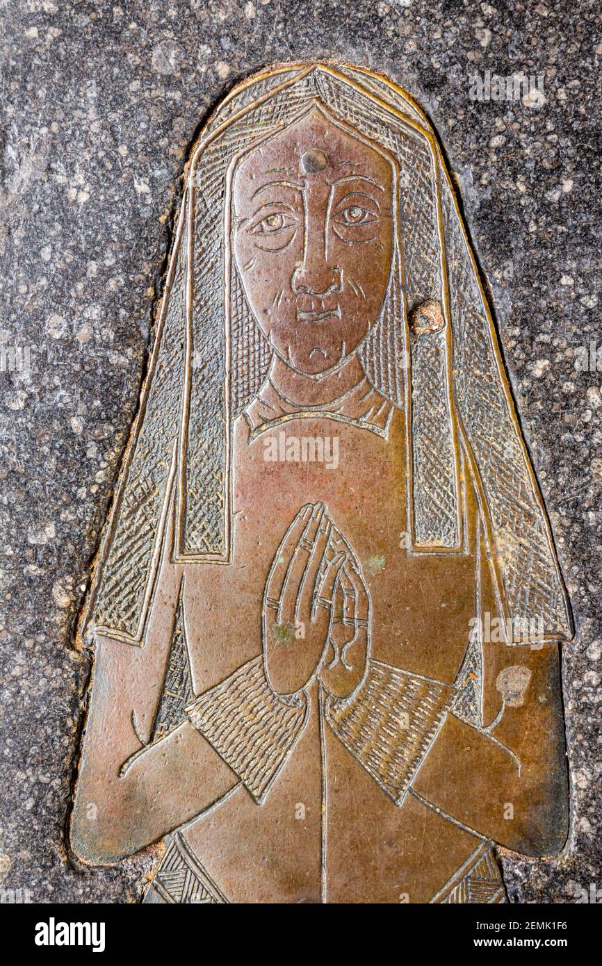 Un détail de l'airain commémoratif de Joan Buche épouse du marchand de laine Thomas Buche (c. 1525) dans l'église de la ville Cotswold de Northleach, Glos. Banque D'Images