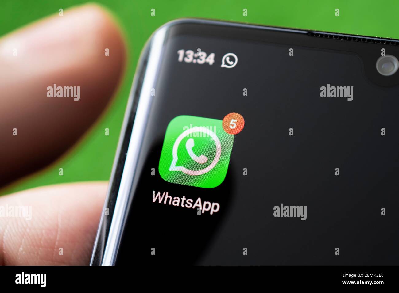 Icône de l'application whatsapp, sur l'écran d'un smartphone noir. Barnaul, Russie, 10 février 2021 Banque D'Images
