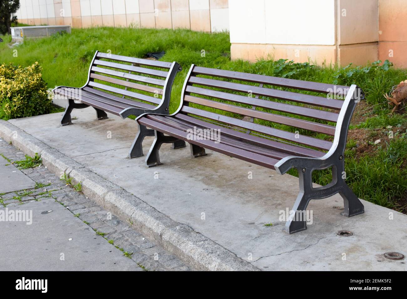 Deux bancs en bois dans une rue. Banque D'Images