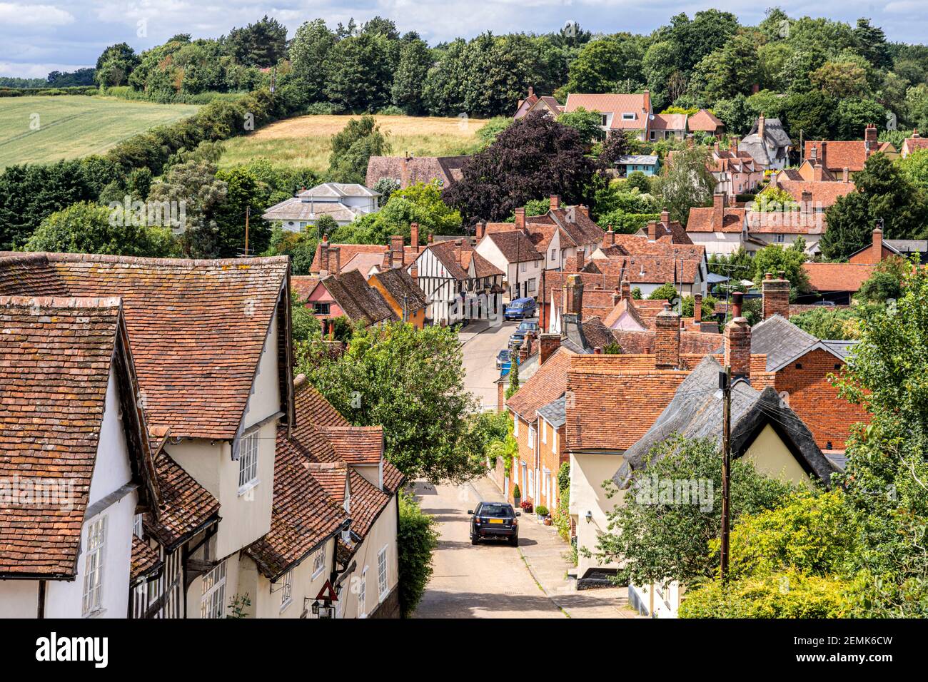 Vue depuis le chantier naval de la rue principale du célèbre beau village de Kersey, Suffolk, Royaume-Uni Banque D'Images
