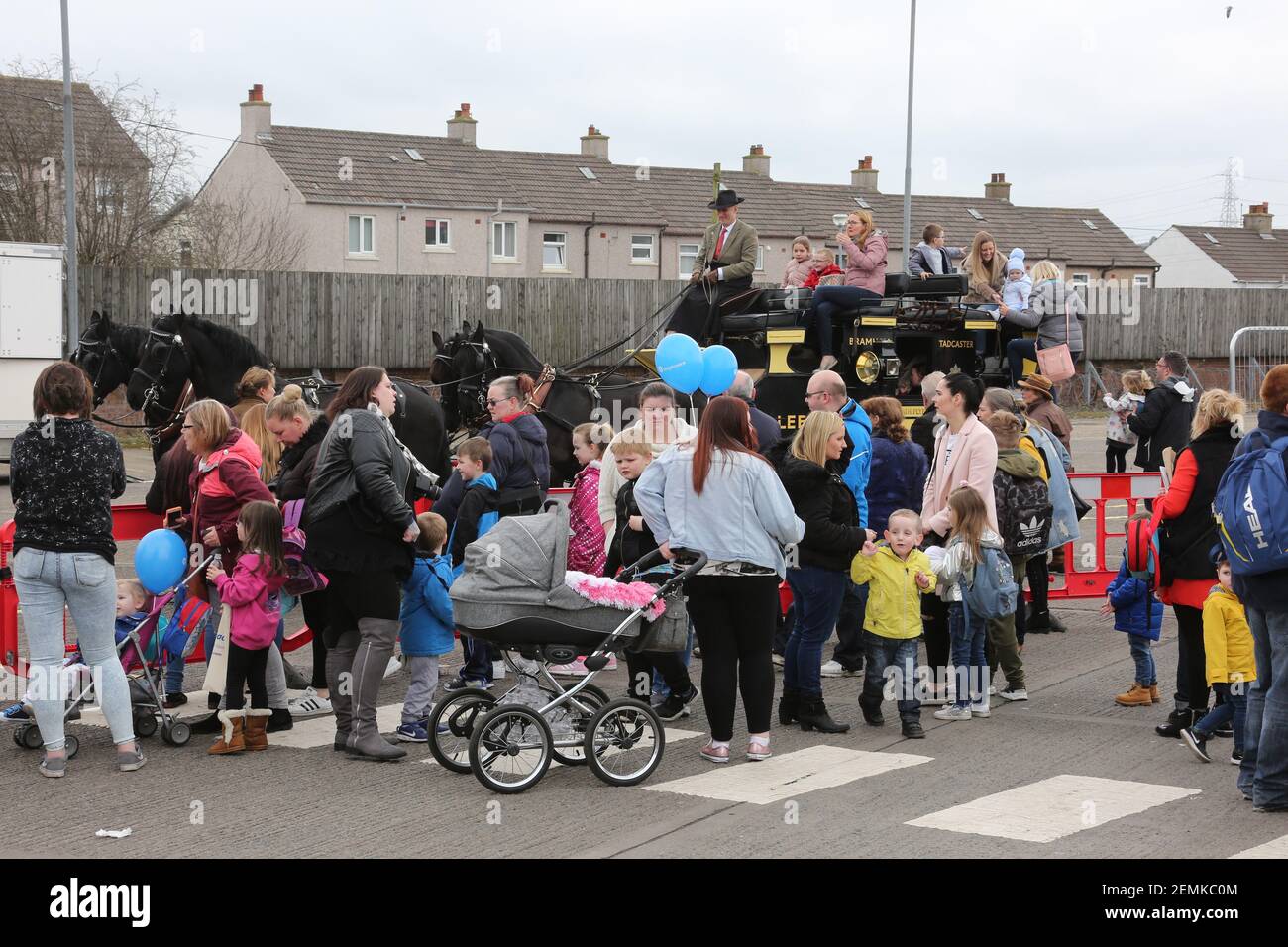 Stagecoach garage, Kilmarnock, Écosse, Royaume-Uni 08 avril 2018. Journée portes ouvertes au dépôt avec divers bus et autocars exposés, rétrogradations et magasins. Un cheval de stagecoach a donné des promenades autour de la cour de garage Banque D'Images