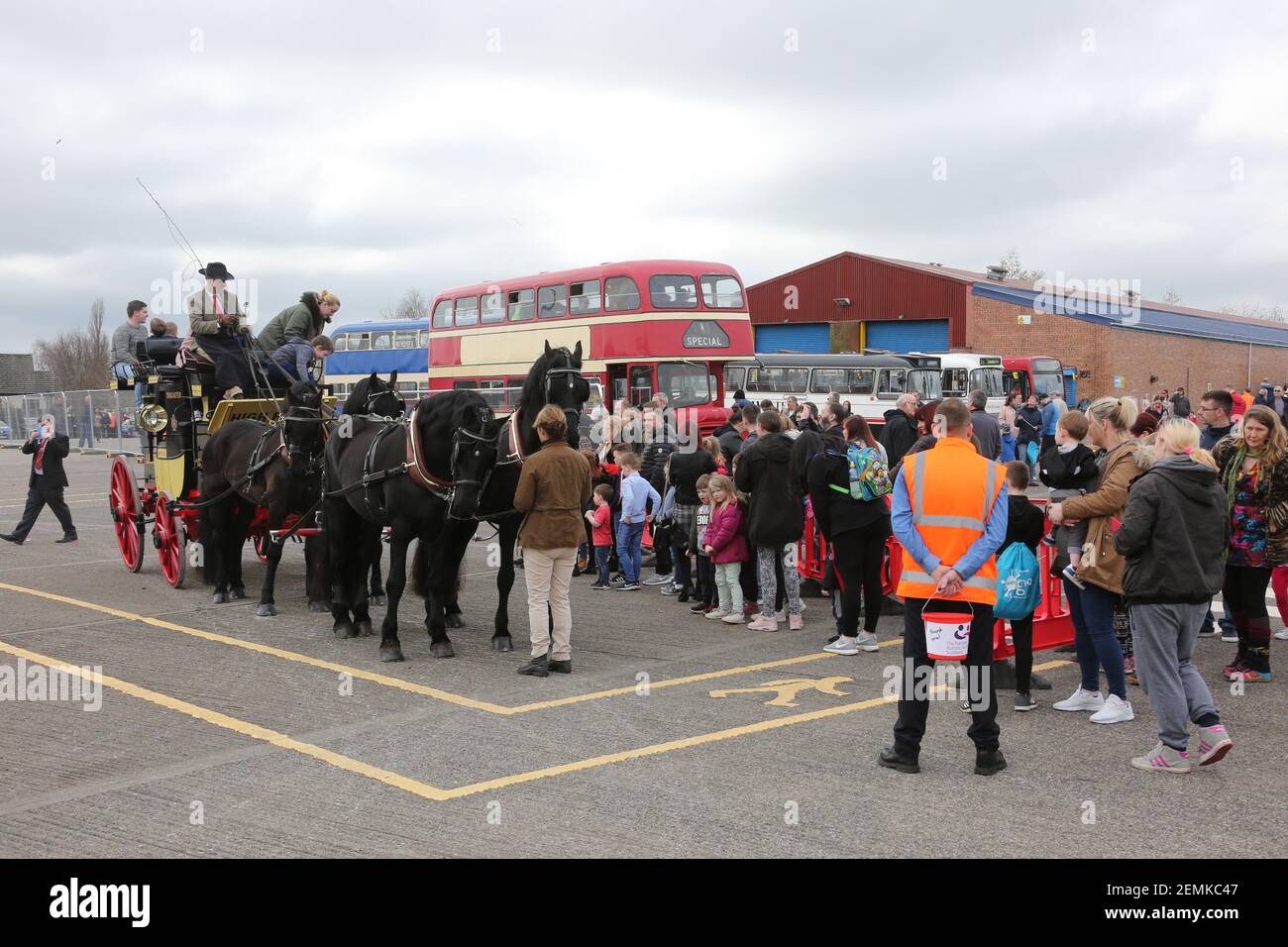 Stagecoach garage, Kilmarnock, Écosse, Royaume-Uni 08 avril 2018. Journée portes ouvertes au dépôt avec divers bus et autocars exposés, rétrogradations et magasins. Un cheval de stagecoach a donné des promenades autour de la cour de garage Banque D'Images