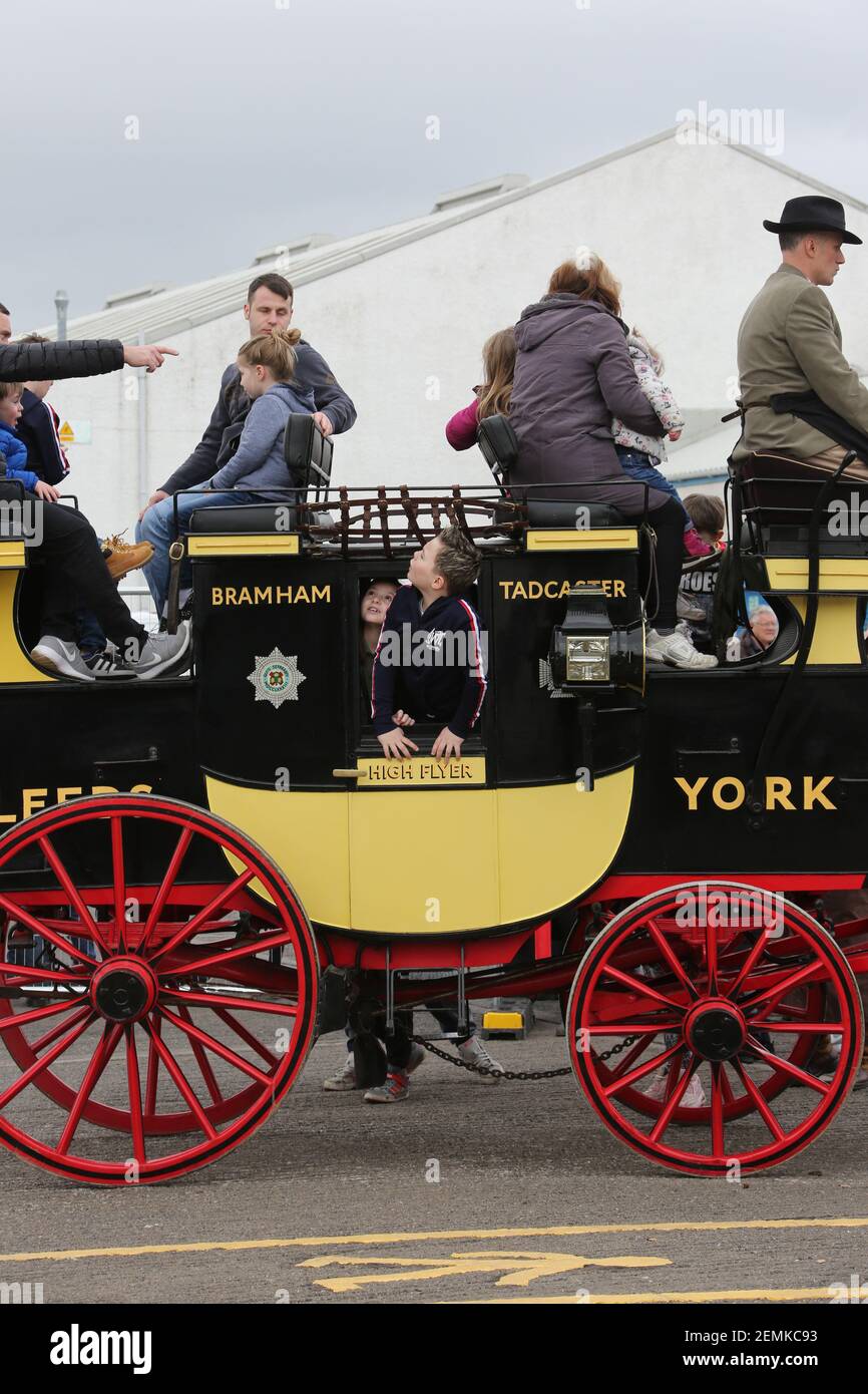 Stagecoach garage, Kilmarnock, Écosse, Royaume-Uni 08 avril 2018. Journée portes ouvertes au dépôt avec divers bus et autocars exposés, rétrogradations et magasins. Un cheval de stagecoach a donné des promenades autour de la cour de garage Banque D'Images