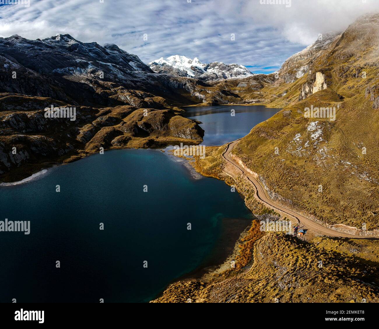Vue aérienne de la chaîne de montagnes des andes péruviennes avec lacs dans Amérique du Sud Banque D'Images Vue aérienne de la chaîne de montagnes des andes péruviennes avec lacs dans Amérique du Sud Banque D'Images