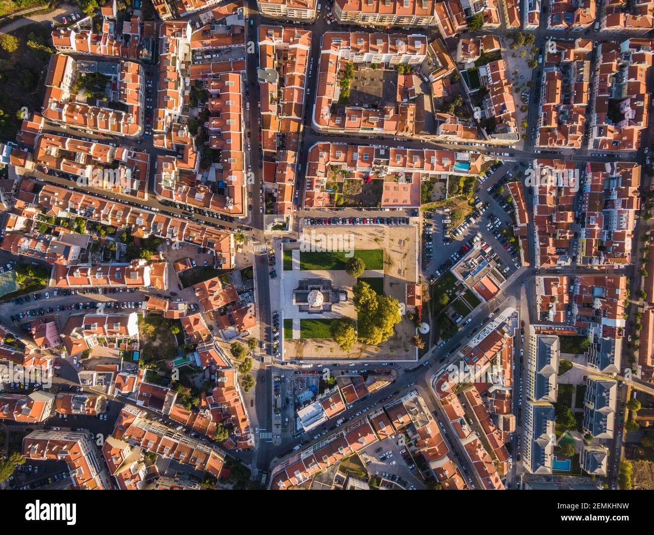 Vue aérienne de haut en bas du quartier résidentiel traditionnel au lever du soleil dans le quartier Belem de Lisbonne, Portugal. Banque D'Images