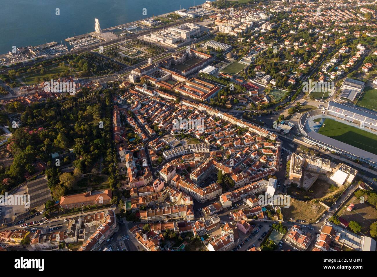 Vue aérienne du quartier historique de Belem au lever du soleil à Lisbonne, Portugal. Banque D'Images
