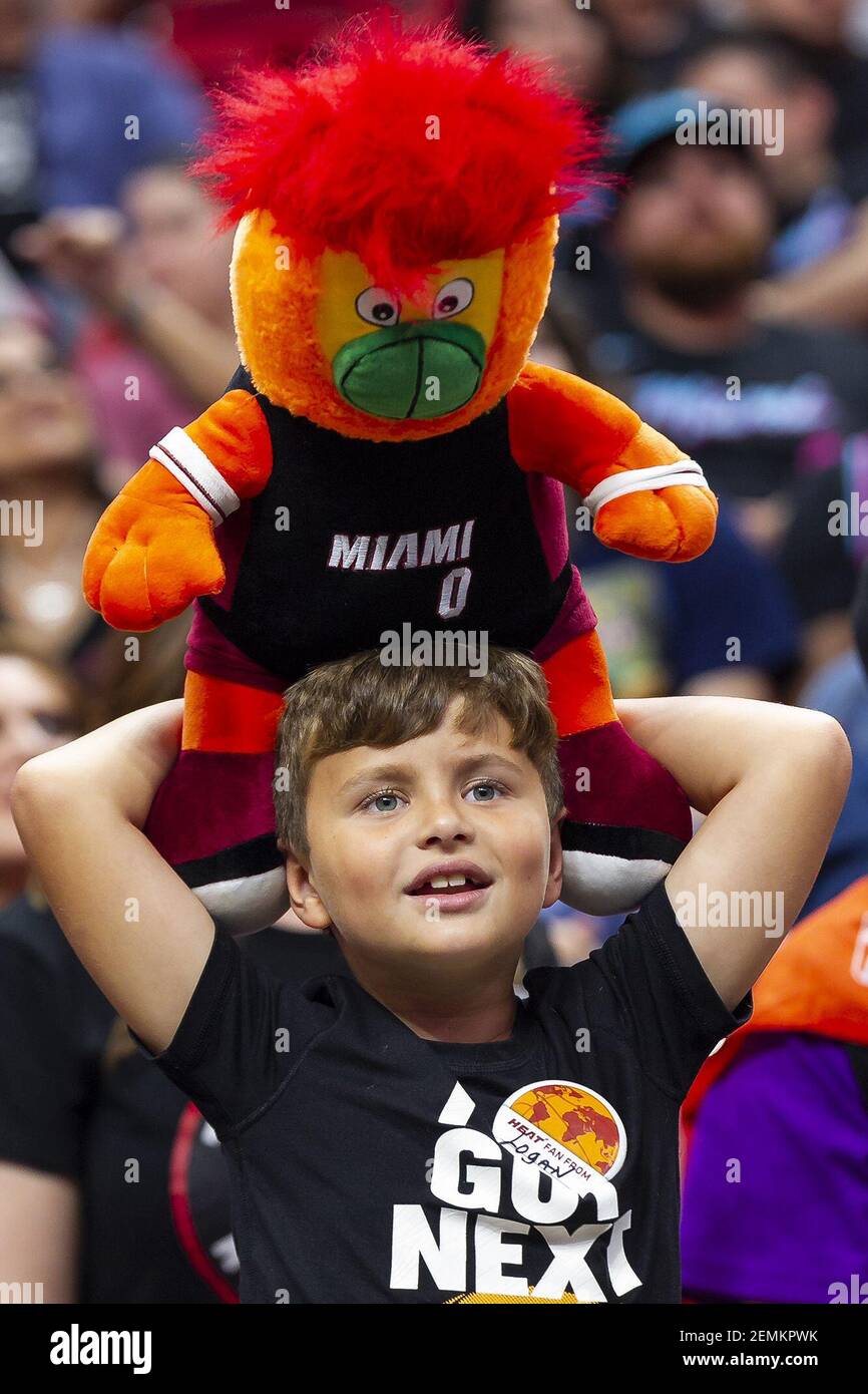 Un fan de Miami Heat réagit au cours du quatrième trimestre d'un match de basket-ball de la NBA entre Miami Heat et les Toronto Raptors le dimanche 10 mars 2019 à l'AmericanAirlines Arena du centre-ville de Miami, Floride (photo de Matias J. Ocner/Miami Herald/TNS/Sipa USA) Banque D'Images