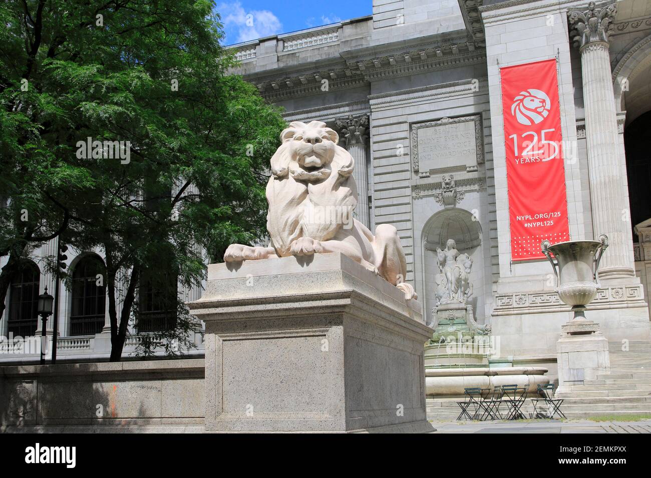 Public library lion sculpture Banque de photographies et d’images à ...