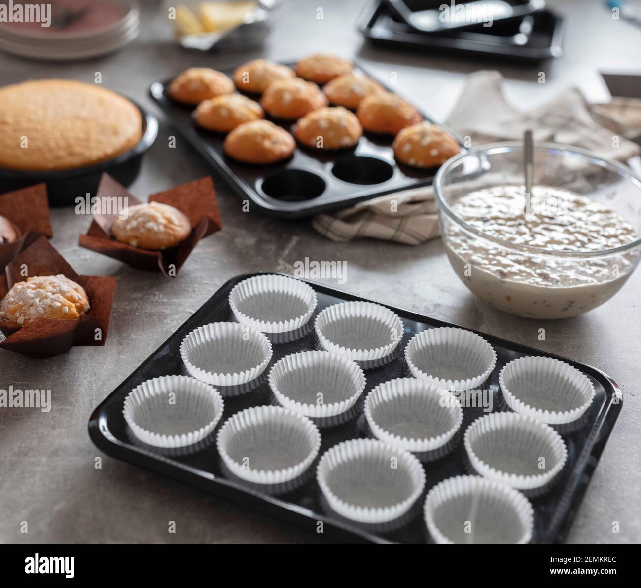 Moule à muffins dans la cuisine en attendant que le mélange de cuisson soit ajouté Banque D'Images