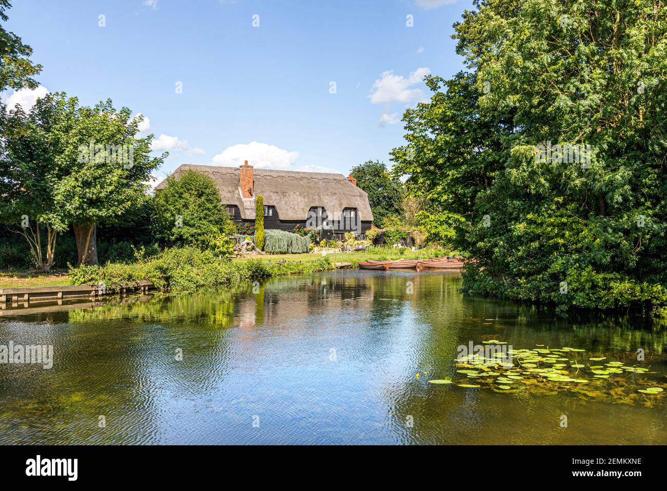 L'été dans le pays de la Constable - Flatford Granary à côté de la rivière Stour près de Flatford Mill, East Bergholt, Suffolk Royaume-Uni Banque D'Images